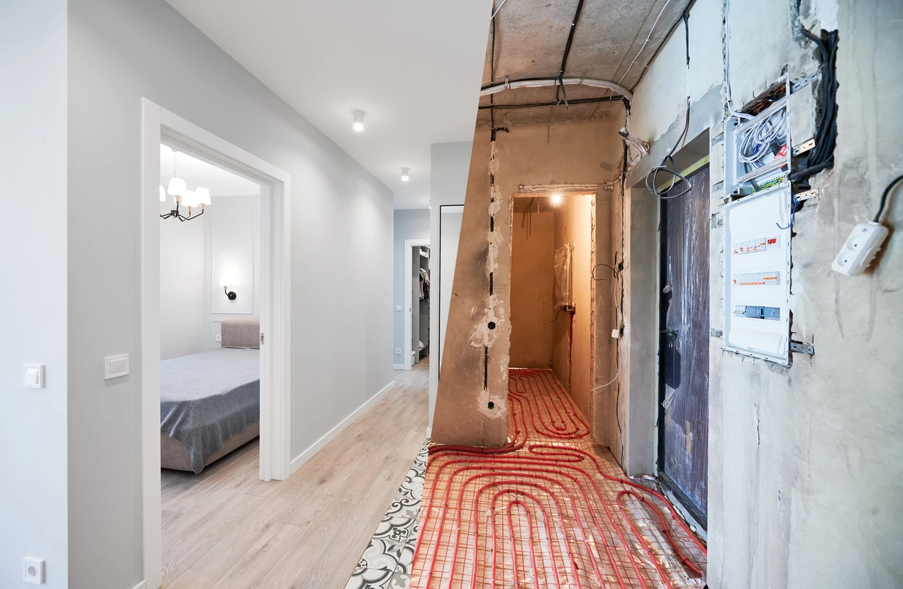 Ancien appartement aux murs en briques et nouvel appartement rénové avec portes et design élégant dans les tons blancs