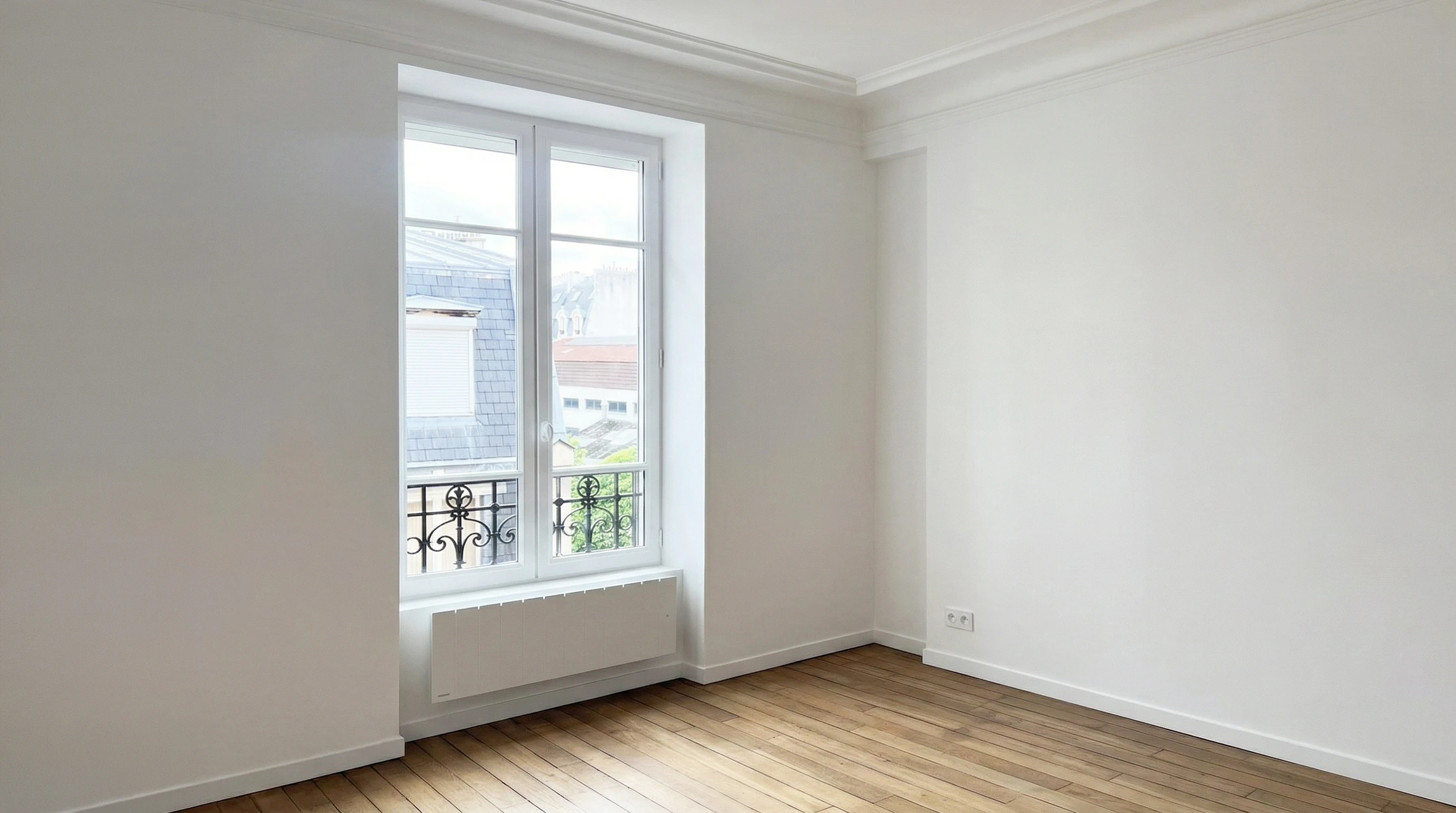 Intérieur résidentiel avec grande fenêtre à châssis blanc donnant sur jardin arboré
