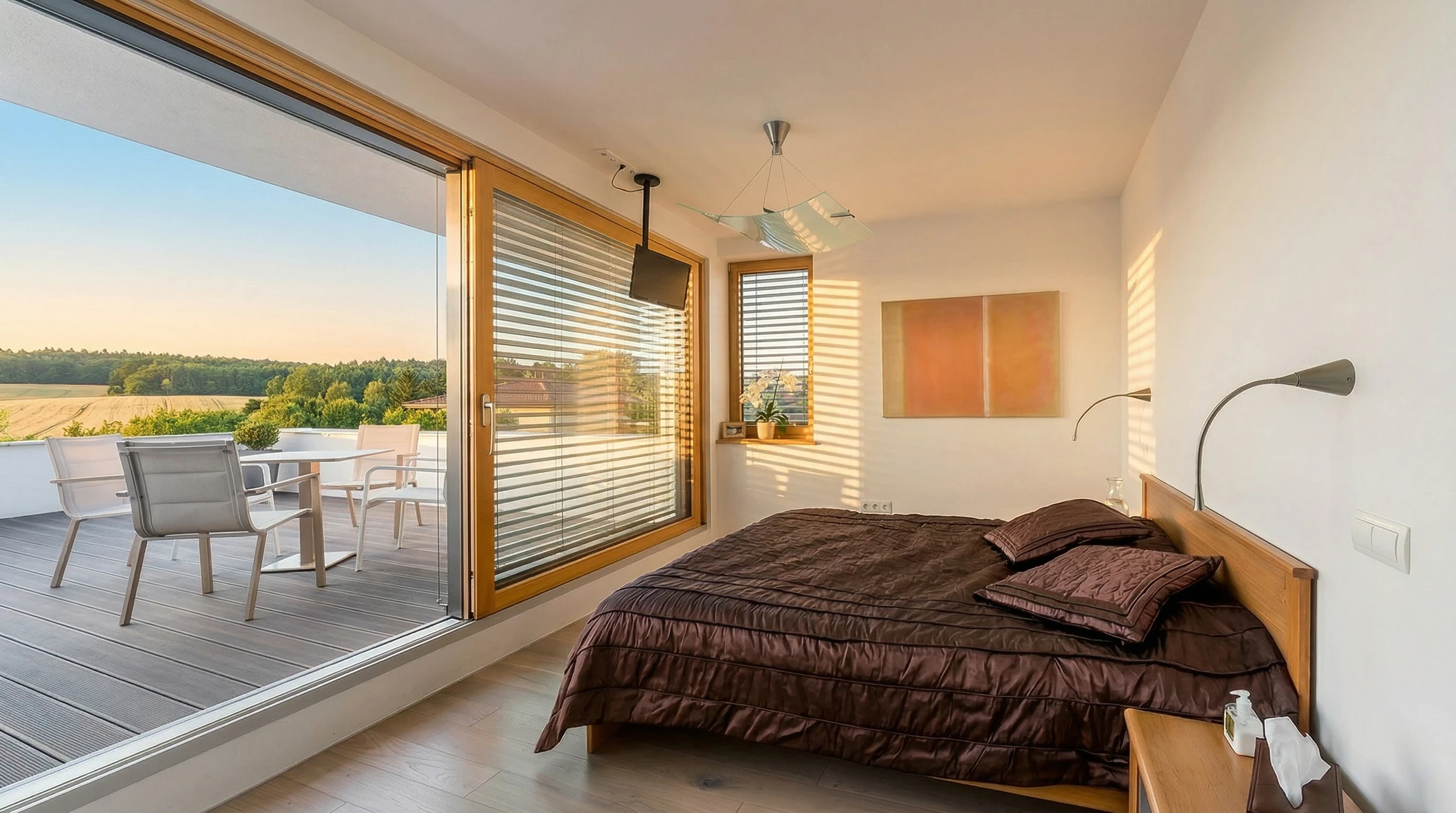 Intérieur moderne avec baie vitrée coulissante à cadre bois et aluminium anthracite ouvrant sur une terrasse couverte avec pool-house