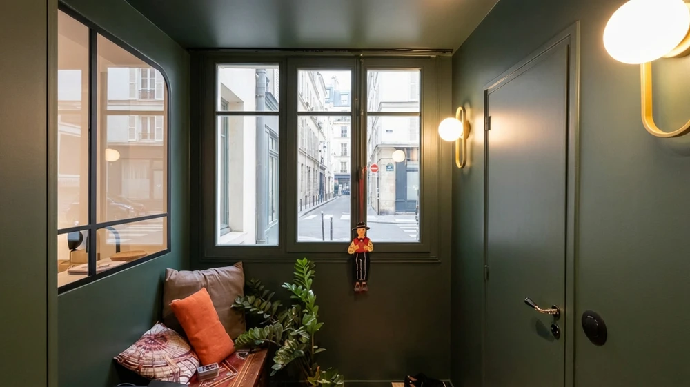Gros plan sur l'angle inférieur d'une fenêtre à battant en bois de chêne avec profilé aluminium intégré