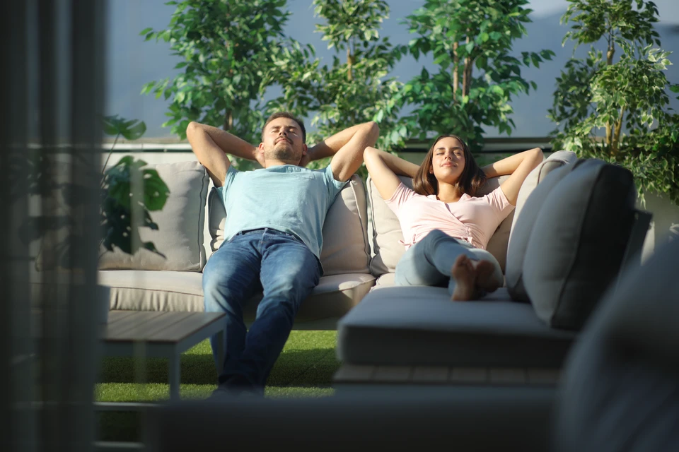 Terrasse couverte avec pergola moderne donnant sur jardin paysager