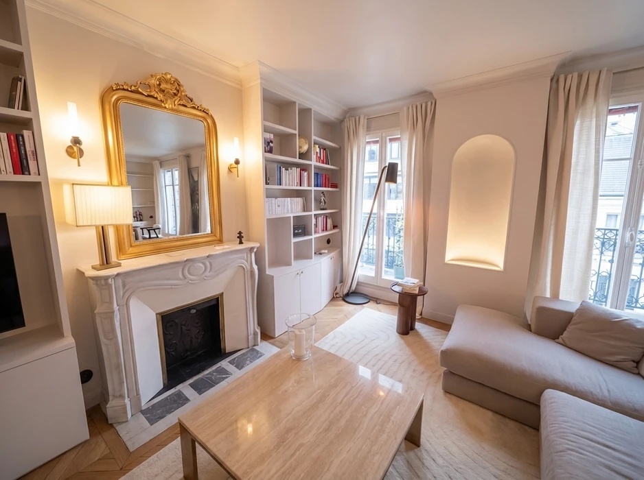 Cuisine moderne ouverte avec îlot central, comptoirs en quartz blanc, armoires en bois naturel et finitions vert olive