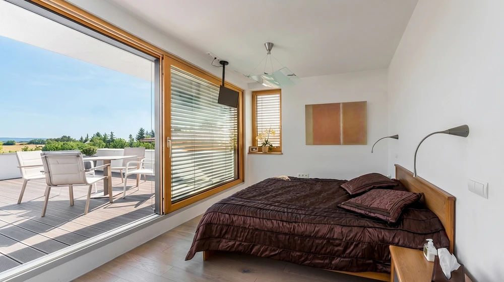 Salle de bain moderne rénovée avec douche à l'italienne, carrelage en pierre naturelle, parois de verre trempé