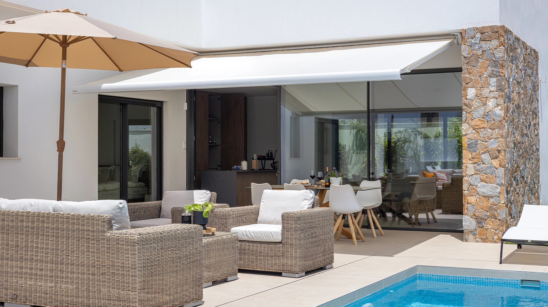 Photo professionnelle en haute résolution montrant une fenêtre ou baie vitrée moderne (PVC ou aluminium) fraîchement installée dans une façade de maison individuelle, mettant en évidence la qualité de la pose, la finition soignée et le contraste entre l'ancienne et la nouvelle menuiserie. La scène doit être bien éclairée, montrer une résidence rénovée en cours de finalisation, avec clarté et prestige. Optionnellement, un artisan en arrière-plan travaillant avec professionnalisme (sans être central dans l'image) peut renforcer la crédibilité du savoir-faire.