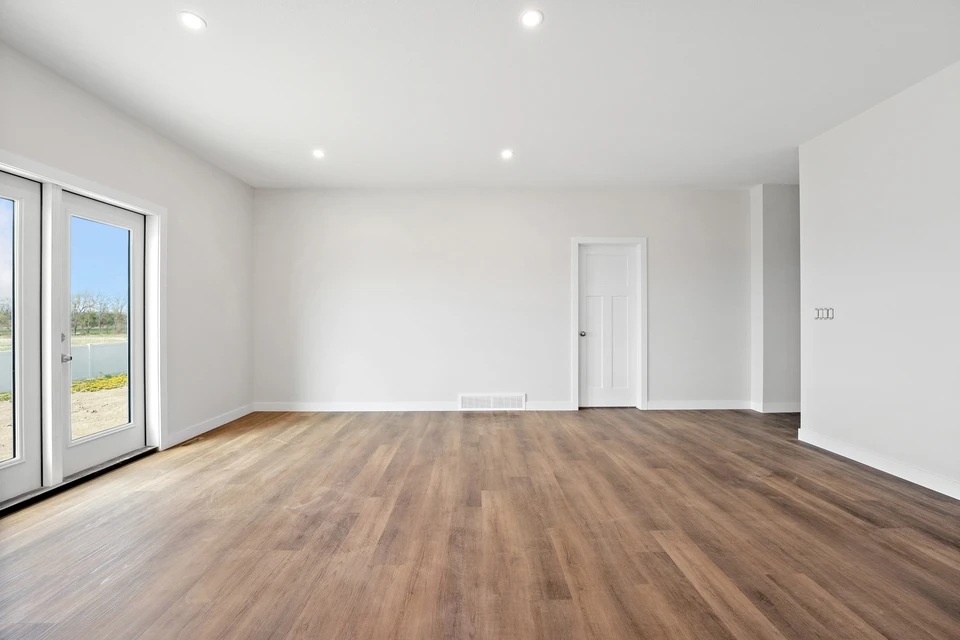 Salle de bain moderne &eacute;pur&eacute;e avec toilettes &agrave; poser blanches et lavabo suspendu rectangulaire